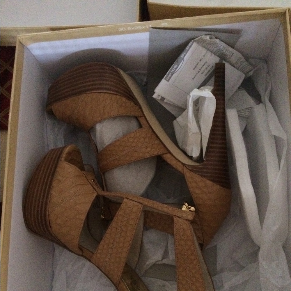 MK Pair of  Tan Heels!